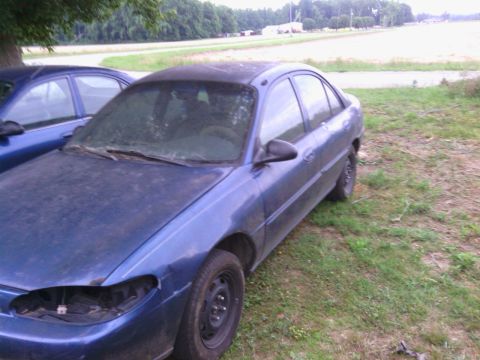 1999 Ford Escort photo