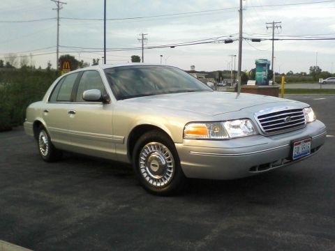2001 Ford Crown Victoria photo